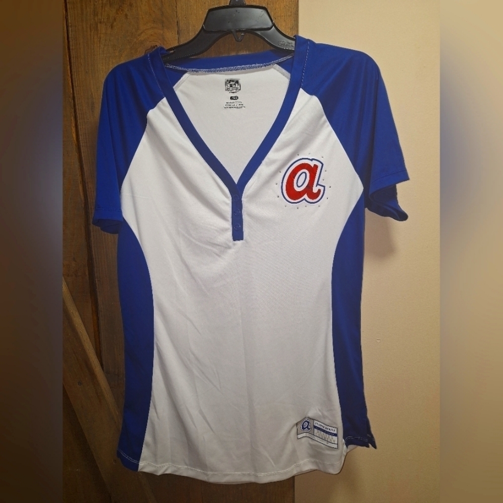 A Majestic Cooperstown Collection Atlanta Braves short sleeve t-shirt in a large